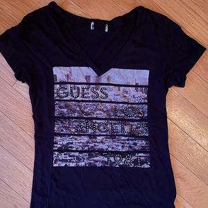 ‼️ BOGO 50% off ‼️Guess T-shirt xs-s
